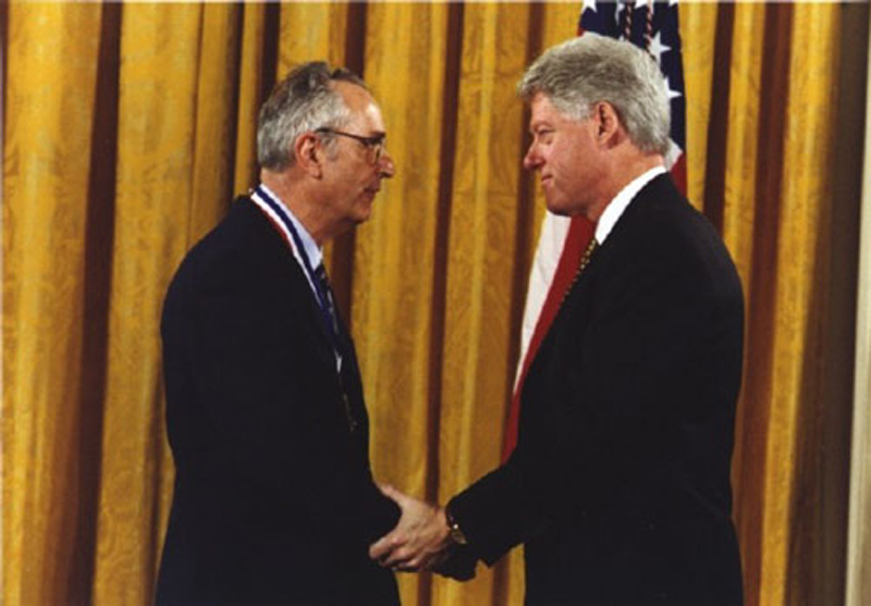 John Bahcall with President Clinton, receiving the 1998 National Medal of Science